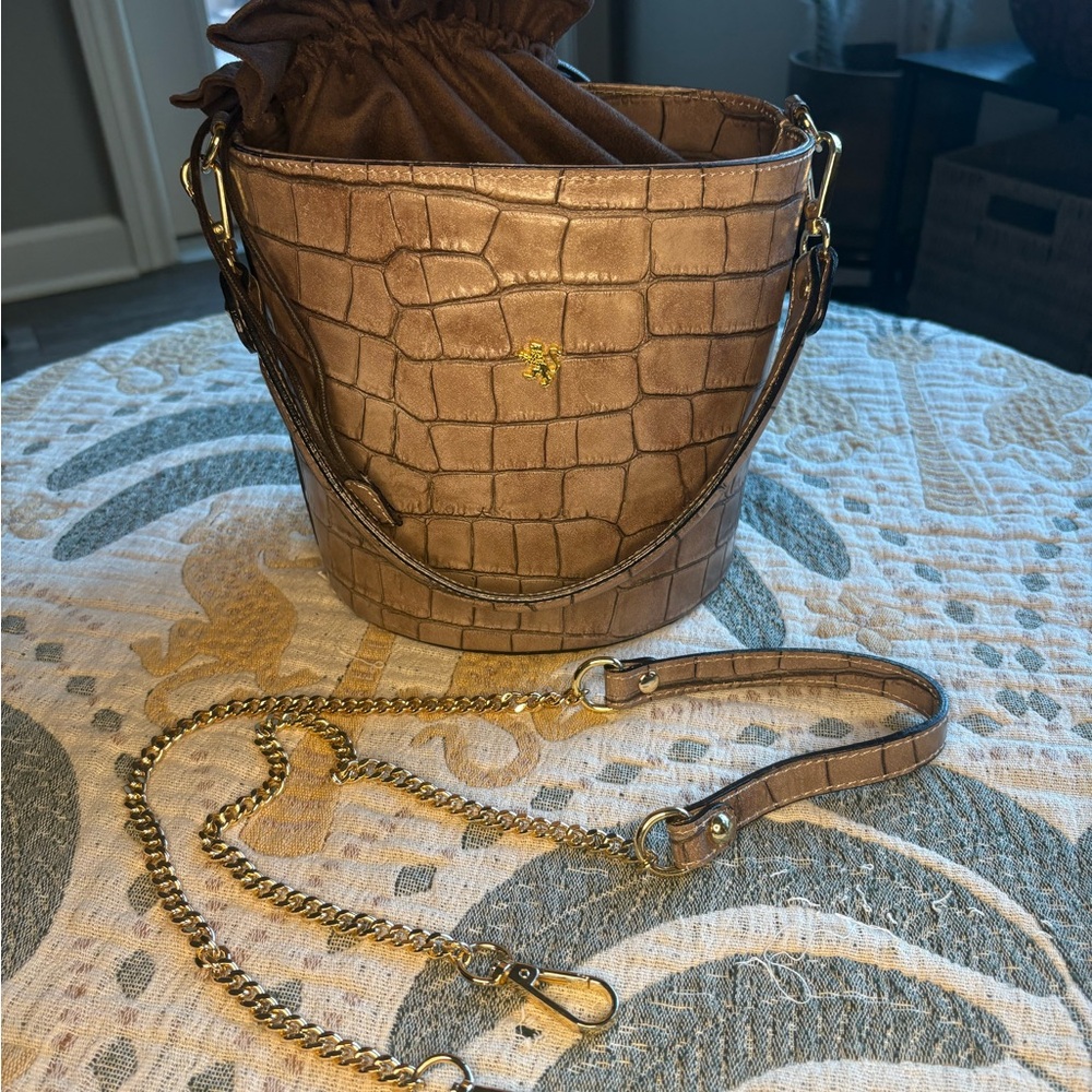 Chic Tan Croc-Embossed Bucket Bag with Gold Chain